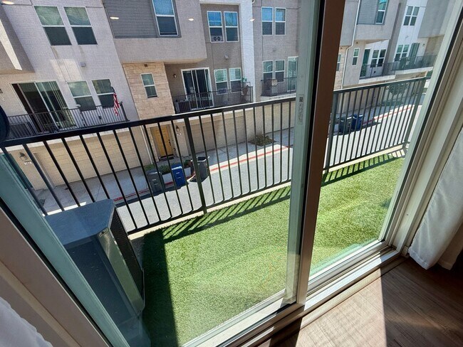 Building Photo - Luxury Townhome 3 level 2 car garage  modern kitchen must see charmer $3350