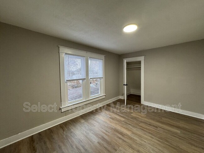 Building Photo - 930 3rd St