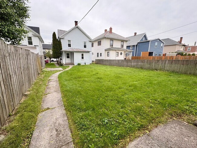 Building Photo - 3 Bedroom House Available in Hershey!