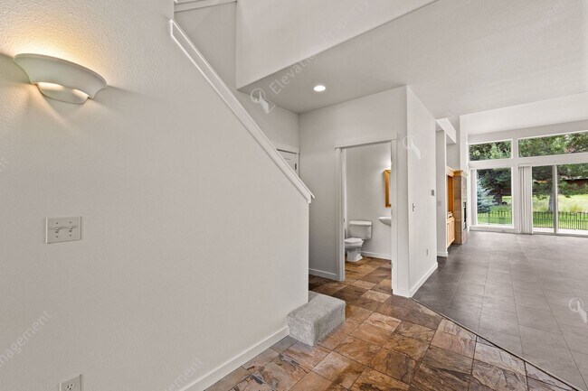 Building Photo - Eagle Crest Townhome Steps to Lakeside Center & Trails