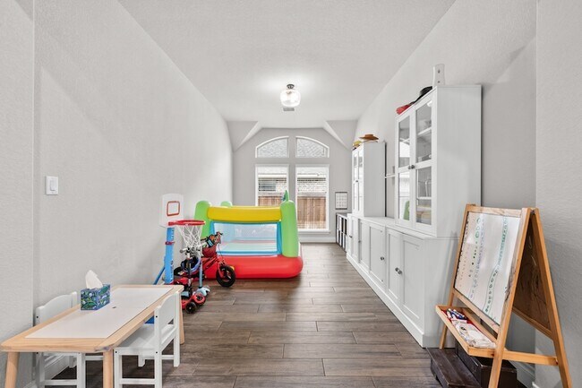 Building Photo - 8136 Tyrell Hgts Rd