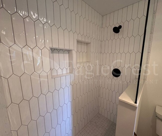 Building Photo - Three Bedroom Townhome Near Country Club G...