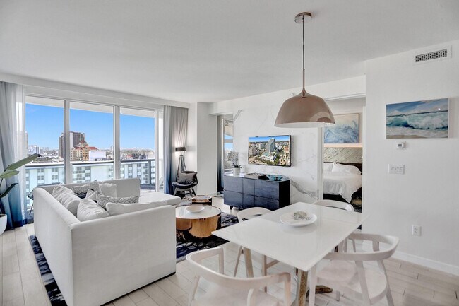 Building Photo - 3101 Bayshore Dr