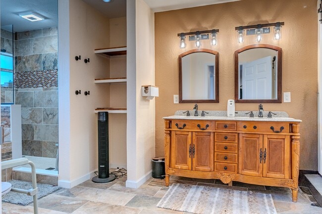 Building Photo - 1875 Williams Manor Ave