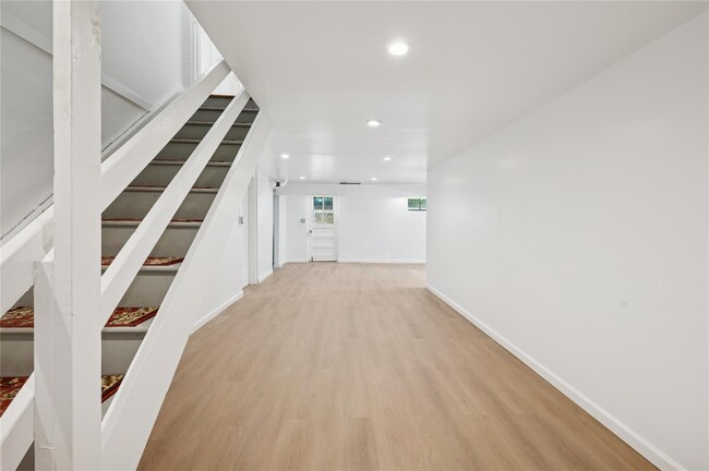 Building Photo - 119 Soundview Ave