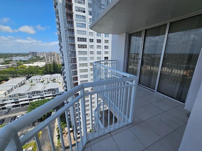 Building Photo - 18051 Biscayne Blvd