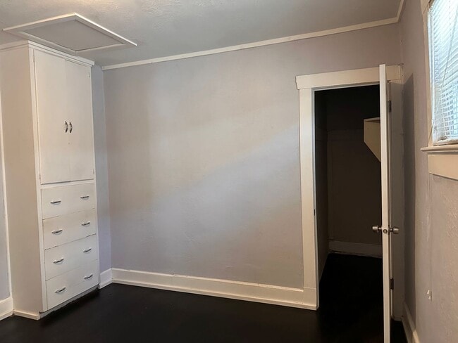 Building Photo - 3 Bedroom Home Across From Trolley Square