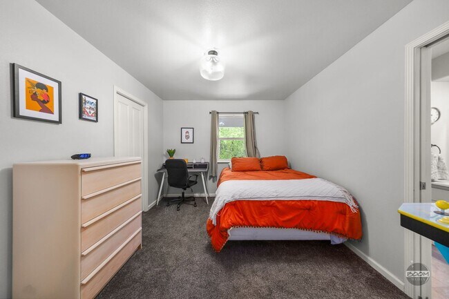 Building Photo - Charming Palmer Home!