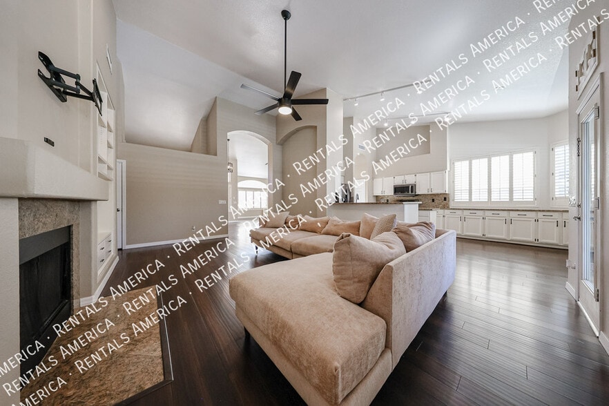 Building Photo - 6126 E Juniper Ave