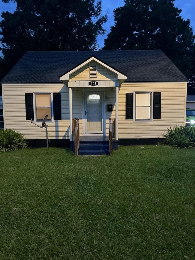 Building Photo - 905 N Layton Ave