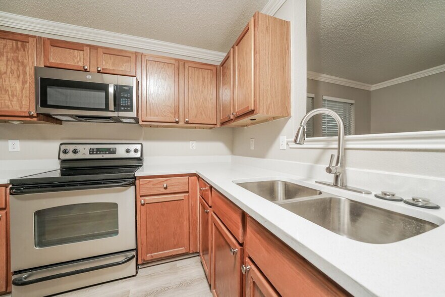 Building Photo - 2724 Woodlake Pkwy