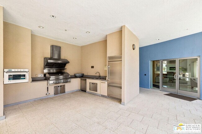 Building Photo - 930 E Palm Canyon Dr