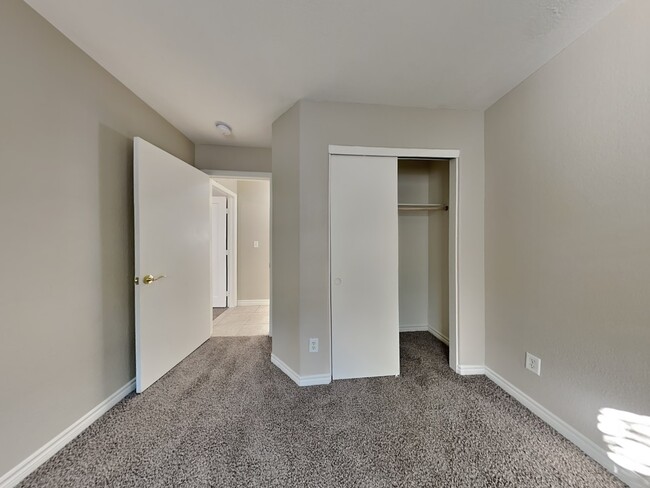 Building Photo - 4921 Sapphire Light St