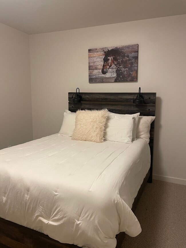 Building Photo - 2221 Willow Dr