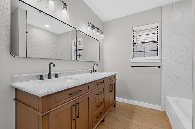 Building Photo - Beautifully Renovated Home In Carrollton Ready For Move-in