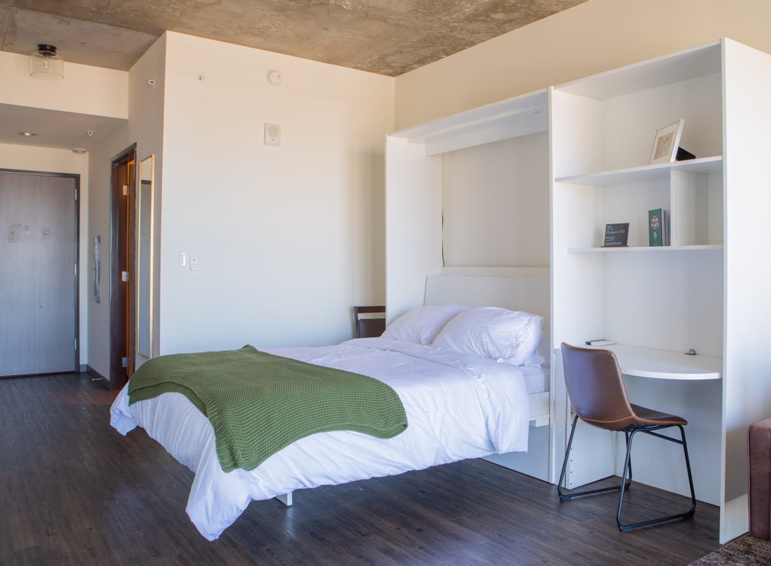 Building Photo - 1840 N Farwell Ave