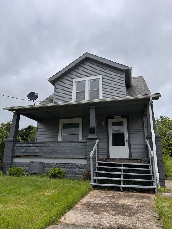 Primary Photo - 1139 Wallis- 3 bed/1 bath home for rent