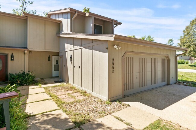 Building Photo - Spacious 3 Bedroom/ 3 Bath Townhouse