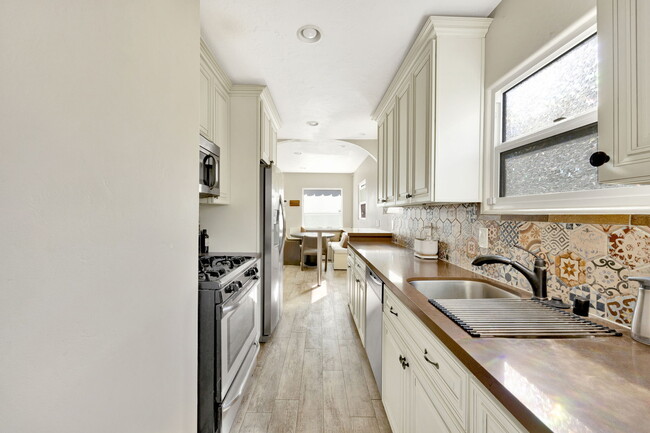 kitchen - 319 W Chevy Chase Dr