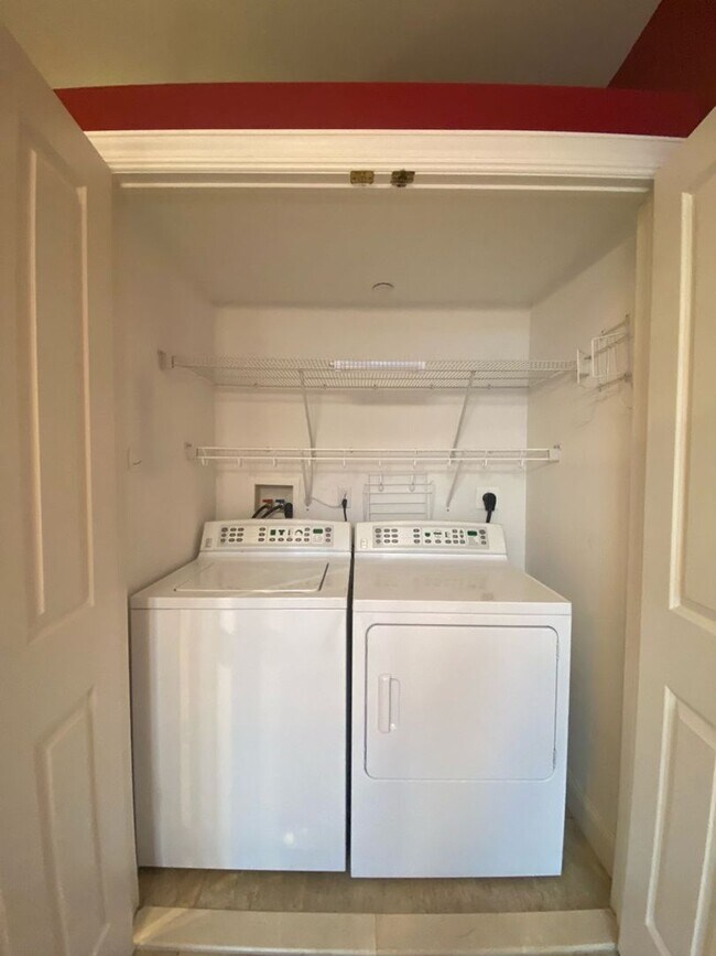 Building Photo - Spacious Townhouse Steps from Tarrytown Wa...
