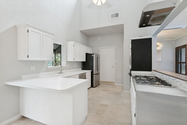 Building Photo - RENOVATED 3-BEDROOM HOME IN BRAUN STATION