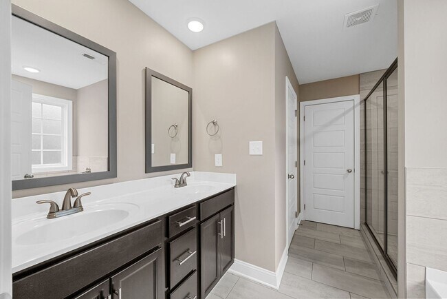 Building Photo - Pet Friendly Five Bedroom!