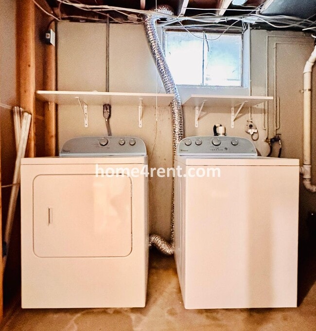 Building Photo - Three Bedroom Home in Overland Park w/ Wood Floors, Finished Basement, and a Fenced Yard!