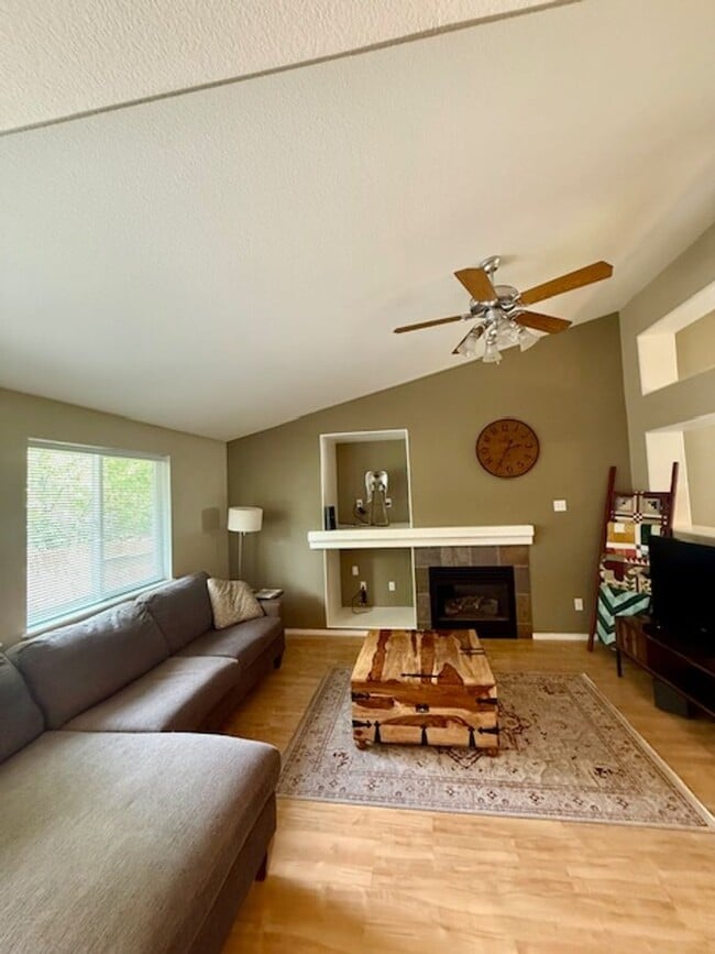 Building Photo - Lovely 3 Bedroom Single Level home with St...