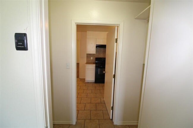 Building Photo - 211 Skylark Ct