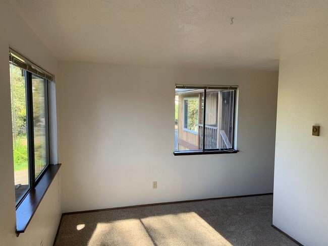 Building Photo - 2955 NW Glenridge Dr