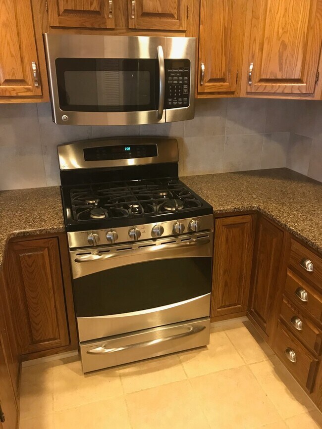 Building Photo - Updated 2 bed 2 bath Plus Office (Or Third...