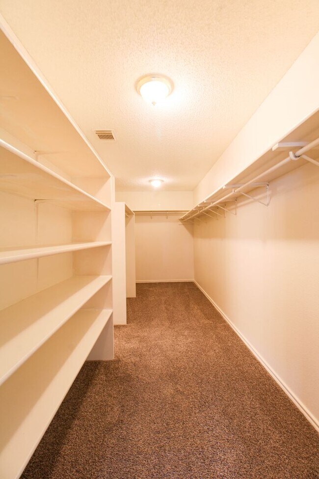 Building Photo - 8118 Chestnut Manor Dr