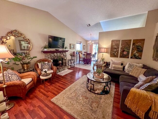 Building Photo - 2 bedroom Temecula home with a big backyar...