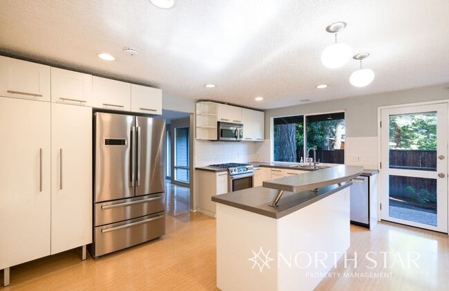 Building Photo - Charming One Level Home In The Four Season...