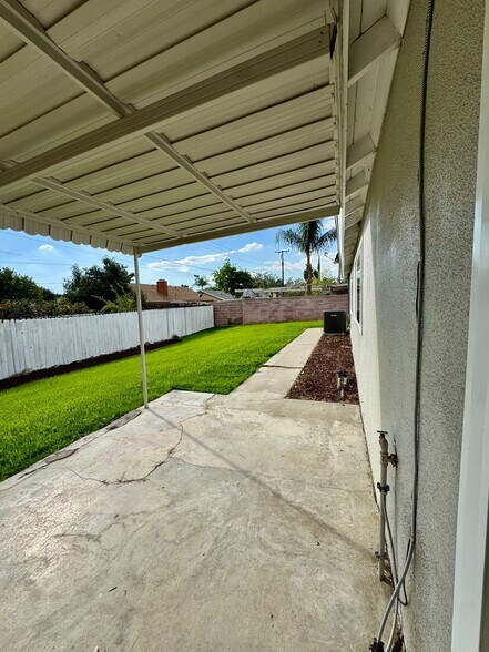 Building Photo - 251 E Heather St