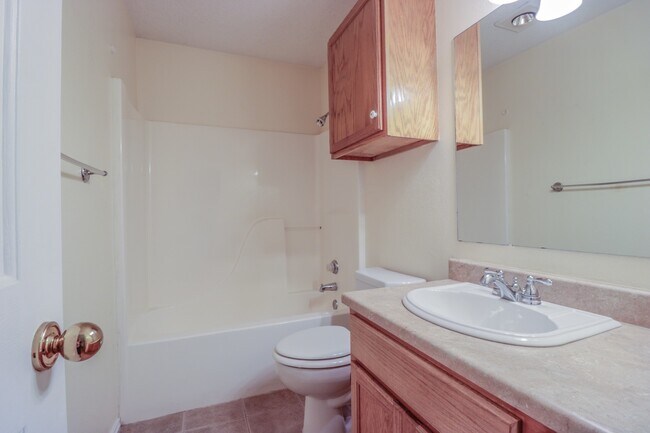 Building Photo - 3 bed 2 bath 2 car garage