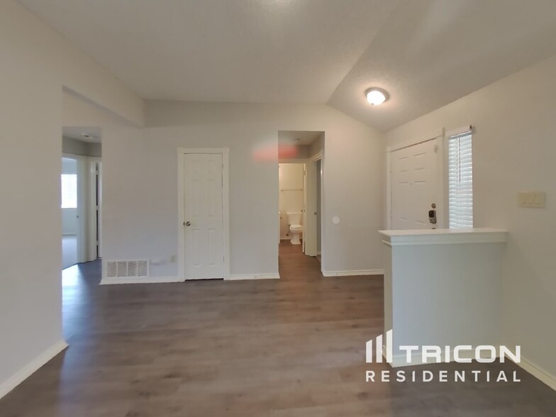 Building Photo - 1402 Baker Dr