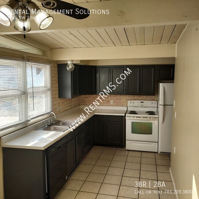 Building Photo - 1544 SW 23rd Park