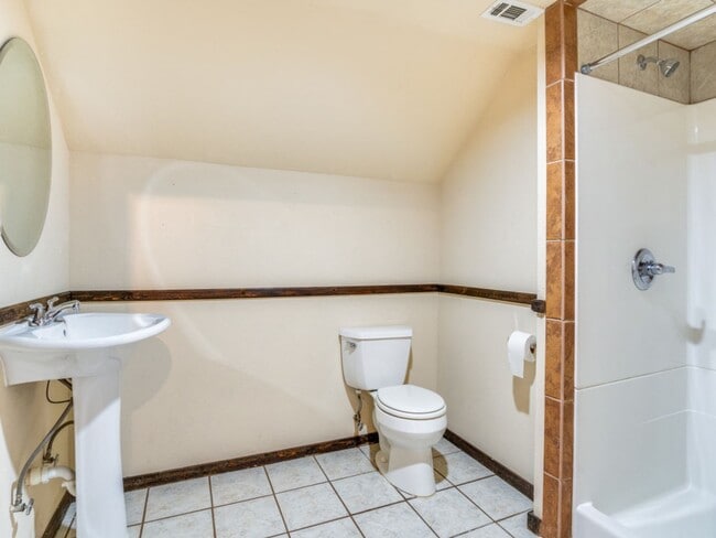 Building Photo - Incredible 4-bedroom, 3-bath Home with sparkling Pool on a gorgeous lot in highly sought-after Al...