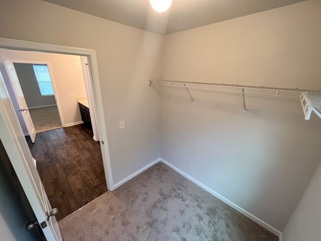 Building Photo - Beautiful 3 bedroom, 2 1/2 bathroom home i...