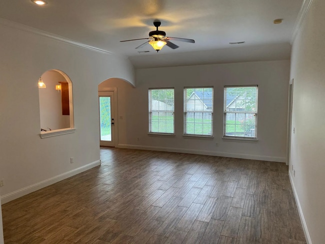 Building Photo - Available August 1st! Recently Updated 3-B...
