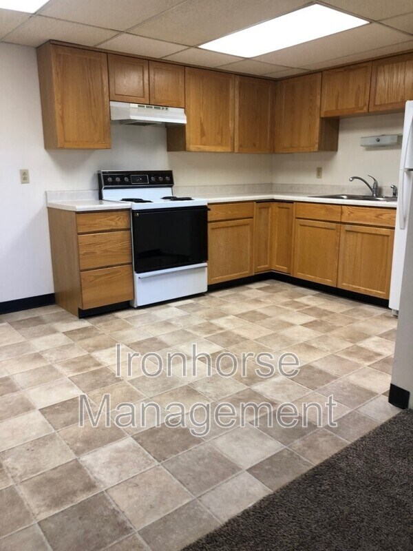Building Photo - 805 W Villard St