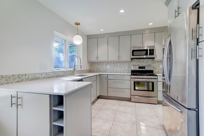 Building Photo - 1111 Stonecrest Dr