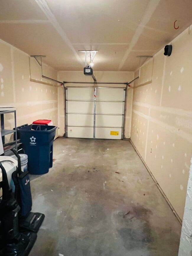Building Photo - Amazing 3 Bed 2.5 Bath - Townhouse