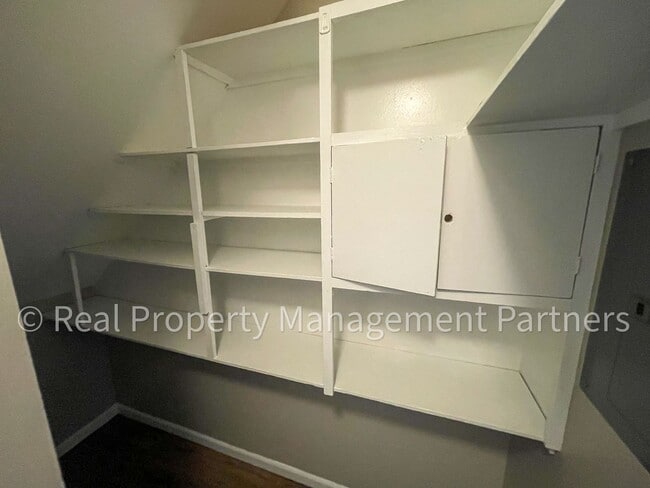 Building Photo - 3920 Camelot Dr SE