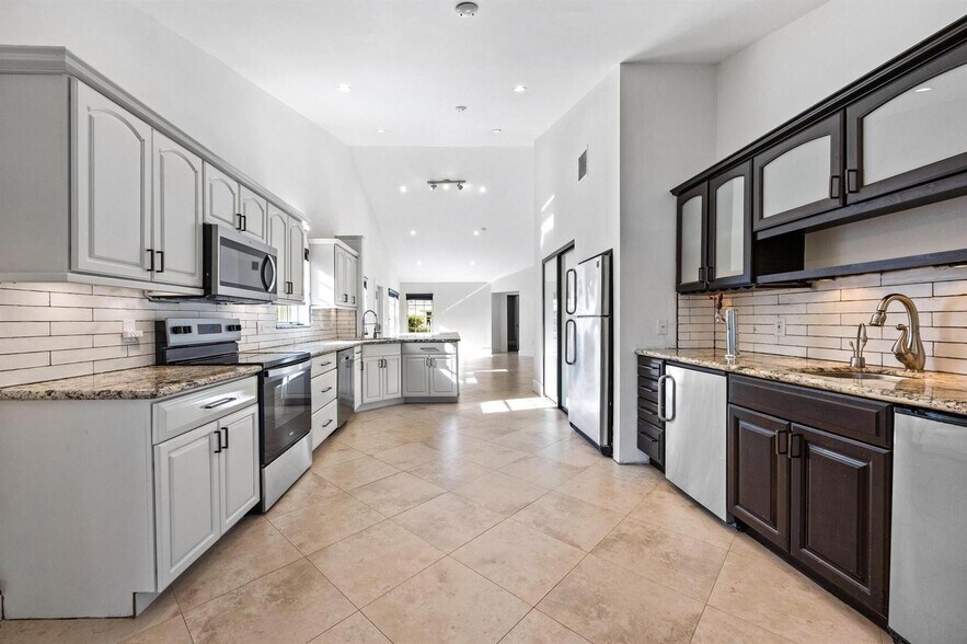 Primary Photo - 11110 SW 9th Pl
