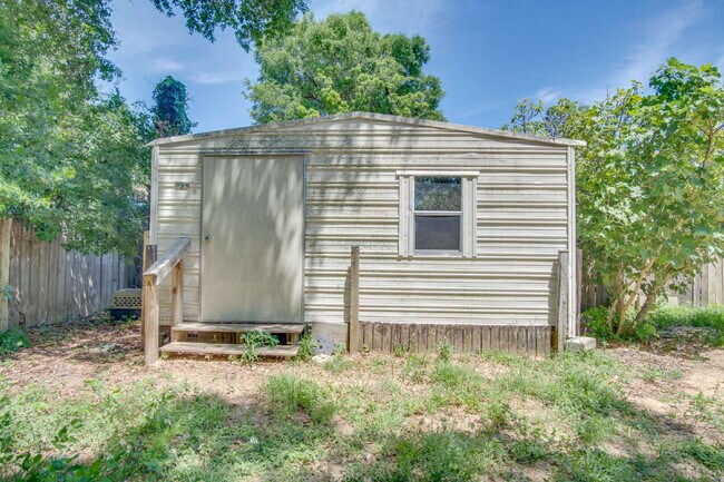Building Photo - Central Pensacola 2BR Home with Fenced Yard, Updated Interior & Immediate Availability