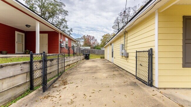 Building Photo - 3BR/2BA — Fenced Yard, Gated Parking, Lawn & Pest Included | Available 7/27