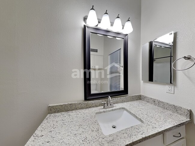 Building Photo - 2202 E Arabian Dr