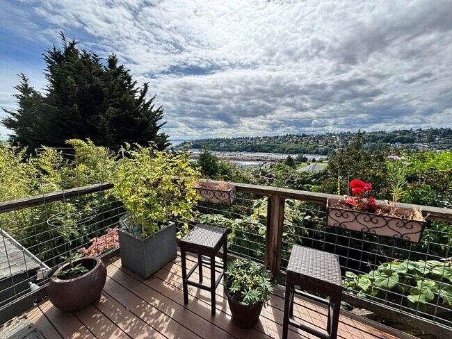 Building Photo - 4Bd/2.75Ba Seattle Home